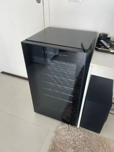 Adega climatizada Midea 33 garrafas ? liga normal (não está gelando)