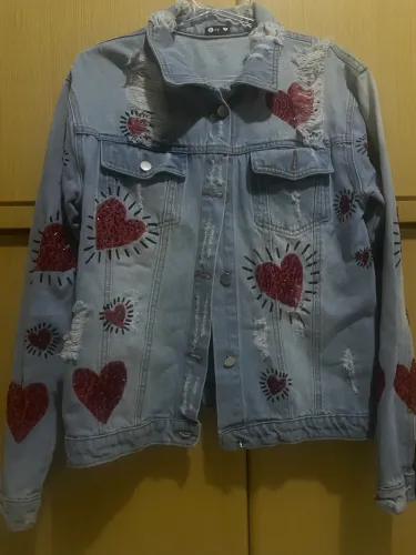 Jaqueta jeans pintada e bordada