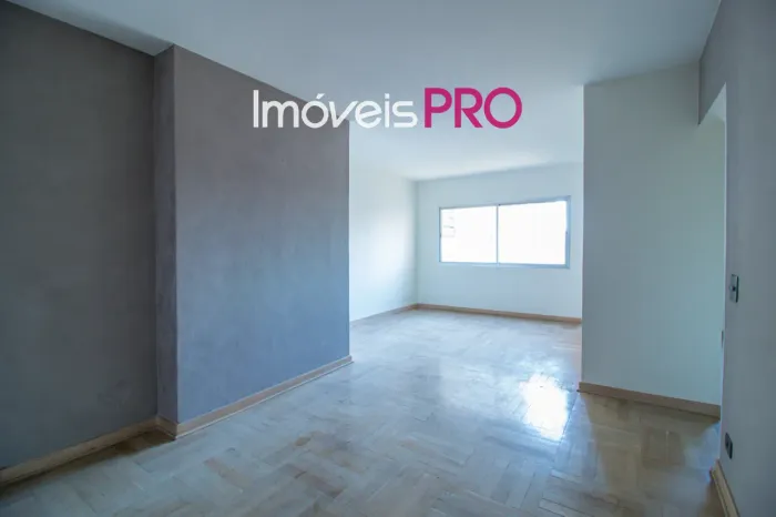 Apto reformado de 105 m2 com 2 dorm sendo 1 suite e 2 vagas no Itaim
