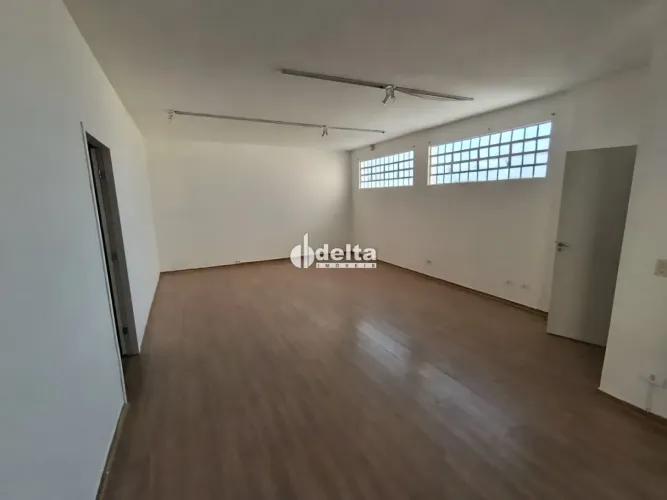 Casa comercial disponível para locação no bairro Saraiva em Uberlândia-MG
