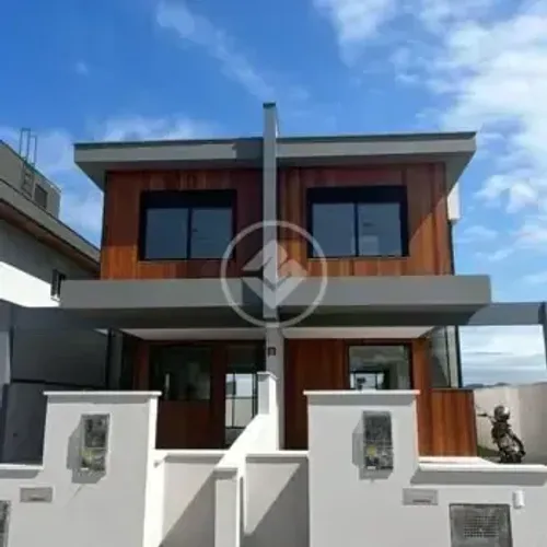 Sobrado Geminado - Casa 2 com 3 suítes localizado a 200 metros da praia do Campeche codigo