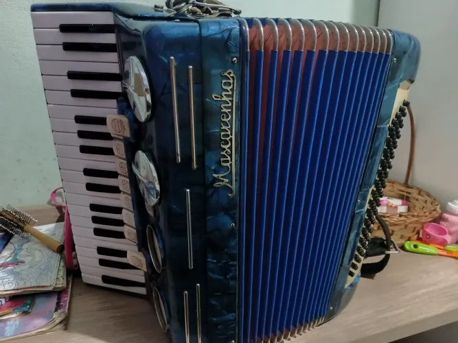 Acordeon ,gaita 80  baixo