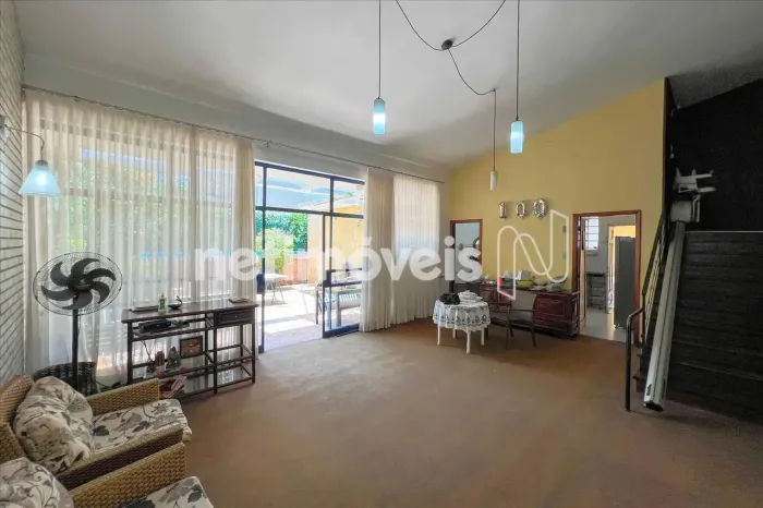 Casa comercial no Sion, na melhor localização.