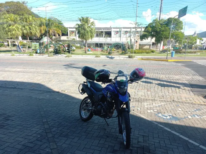 Ela é porca usando.telefone para contato * falar com fabio