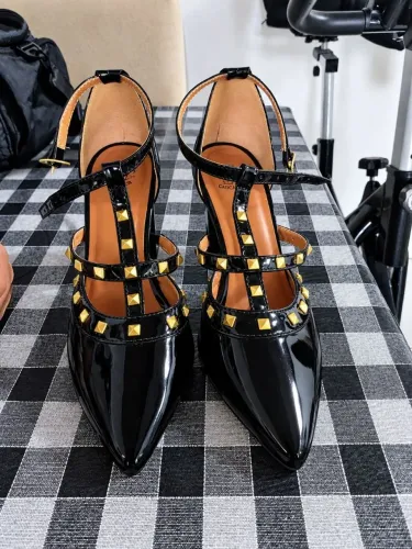Scarpin pirâmide preto verniz 