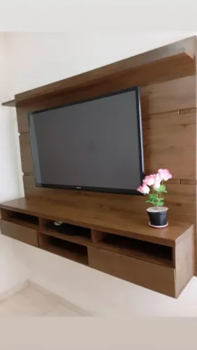 Painel de madeira com nichos e gavetas 