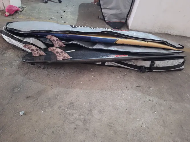 Capa para duas pranchas de surf, tamanho até 6'4" em excelente estado