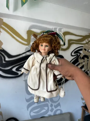 boneca de porcelana vintage da marca Collector's Choice,