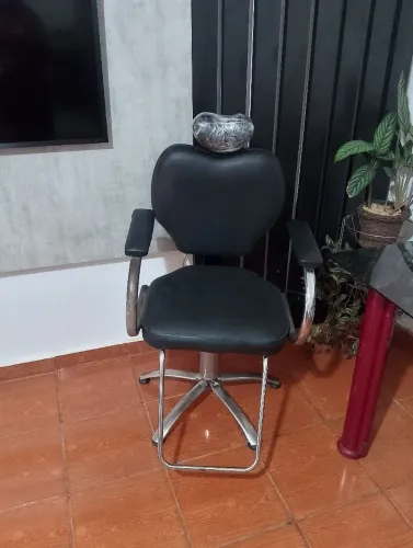 Cadeira pra barbearia ou salão+ bancada em MDF com 1 gaveta