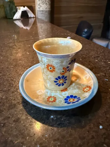 Conjunto de xícara e pires antigo
