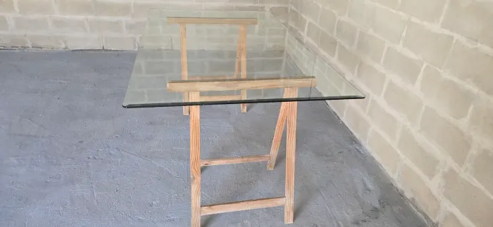 Mesa de vidro com cavaletes