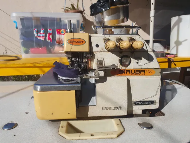 Máquina de costura overloque Siruba industrial 
