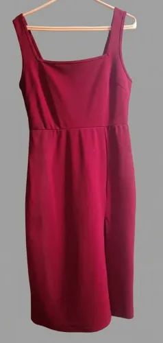 Vestido vermelho, midi, com fenda, tamanho M