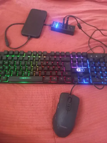 Teclado e mouse gamer e o cabo otg e o hab vem de graça em outeiro valor 72 pra sair logo