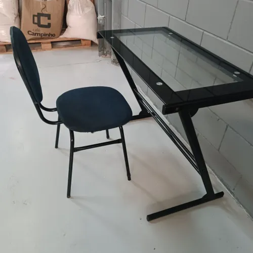 Mesa de escritório de vidro com a cadeira