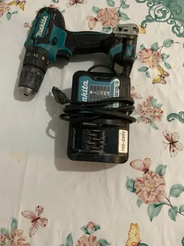 Parafusadeira makita bl1016 com carregador bivolt e bateria