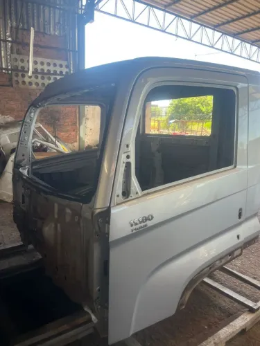 Vendo cabine do caminhão Volkswagen delivery, modelo 11.180 prime