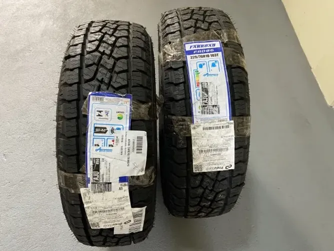 Par de Pneus Novos 225/70 R16