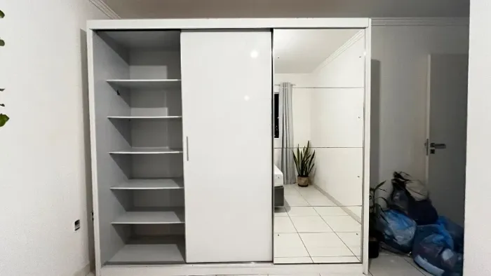 Guarda-Roupa Branco 3 Portas de Correr - Desmontado