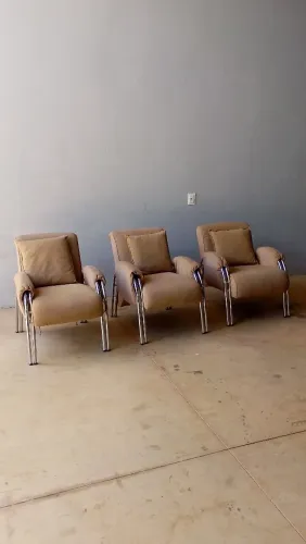 Vendo essas 3 cadeiras está bem conservada porém precisa só de uma limpeza