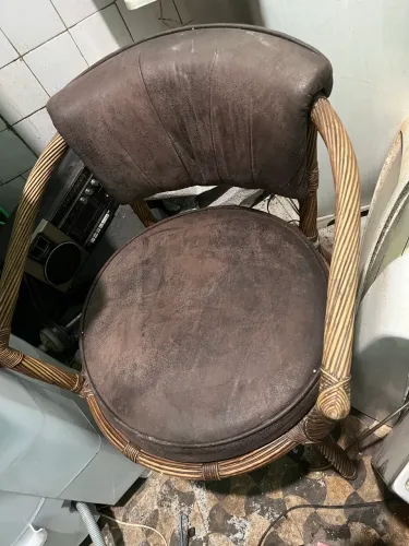 Cadeira antiga couro legítimo
