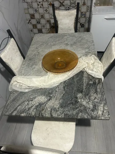 Mesa com pedra de mármore