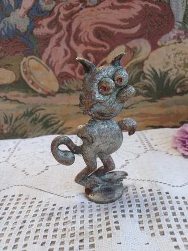 Escultura gatinho em metal 