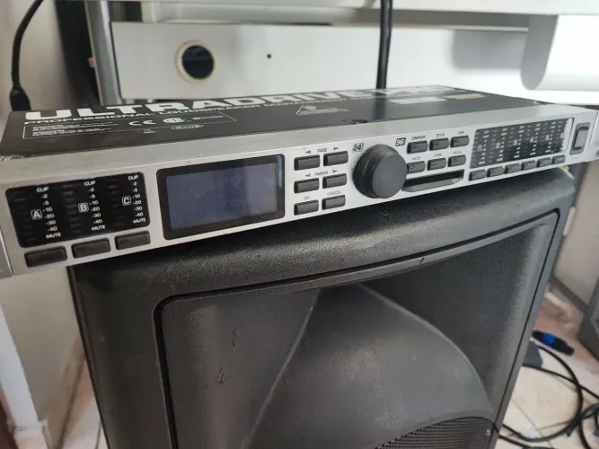 Processador digital Behringer crossover dcx-2496