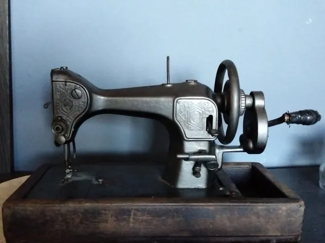 Máquina de costura manual antiga
