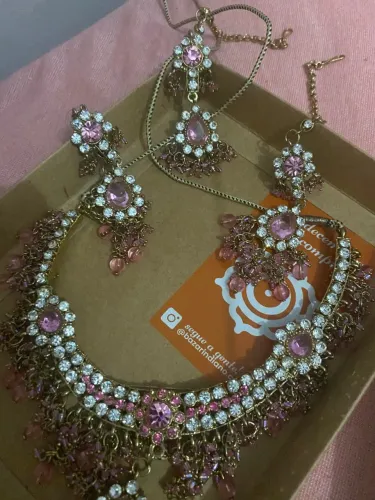 Lindo conjunto de joias indianas. Colar, dois brincos e adereço de testa original.