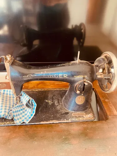 Máquina de Costura Singer Antiga com Gabinete Original