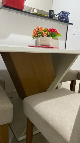 Mesa 6 lugares com cadeiras estofadas