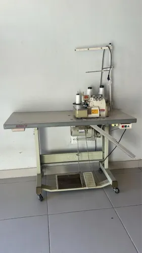 Máquina de costura Overlock