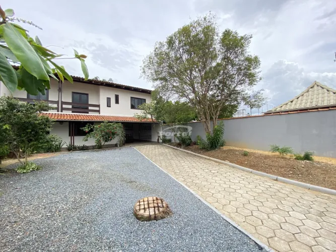 Casa de dois andares, com 4 dormitórios sendo uma suíte e área de festas com churrasqueira