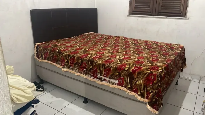 Cama box usada pouco tempo , mas precisa ser lavada