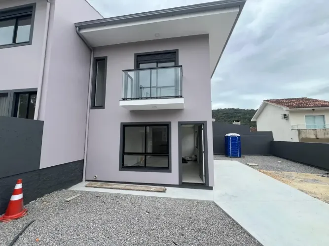 Sobrado para venda tem 87 m² com 2 quartos 2 suítes em Potecas - São José - SC