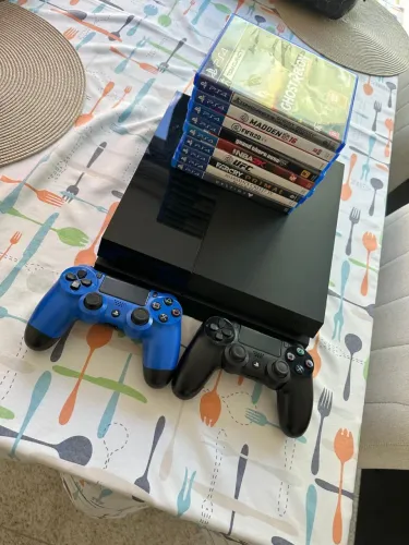 PS4 pouco utilizado com 2 controles e mais de 10 jogos