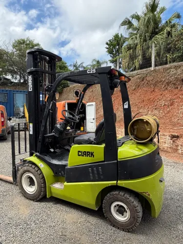 Empilhadeira GLP Clark C25L Triplex 6,0m