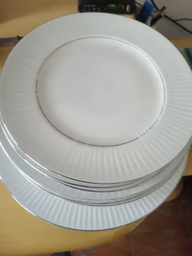 VENDO JOGO DE PRATO COM 12 ESTÃO TODOS NOVOS, INTERESSADOS LIGAR OU CHAMAR NO ZAP.