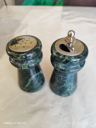 Kit decorativo em pedra com moedor de pimenta e saleiro