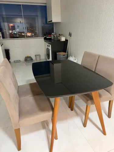 Mesa com 4 cadeiras 