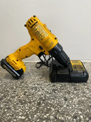 VENDE-SE PARAFUSADEIRA DEWALT 12V Modelo: DCD700 + Bateria 12V + Carregador DCB107