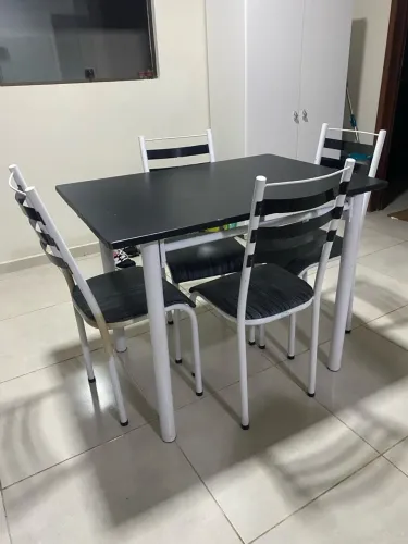 Mesa de jantar 4 cadeiras com tampo em granito