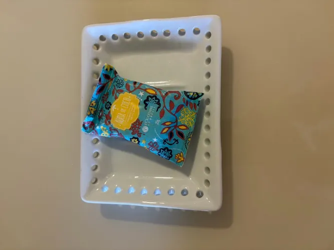 Saboneteira de porcelana + brinde sabonete 25g Água de Coco da L'Occitane