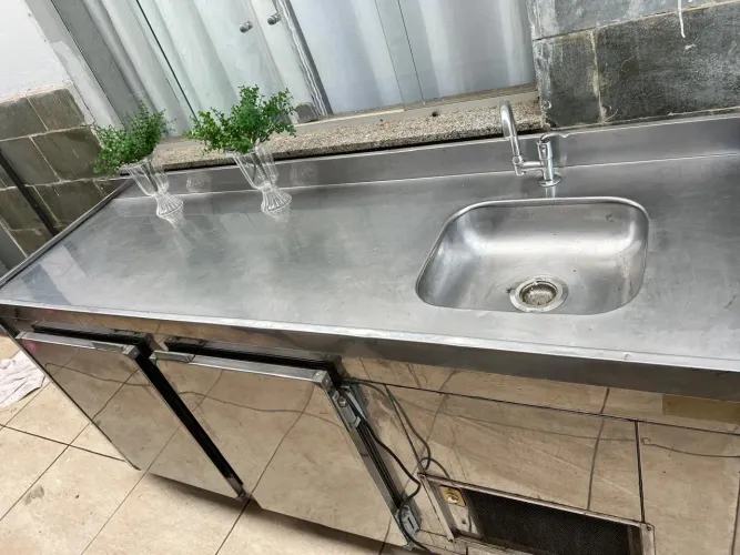 Bancada Refrigerada em Inox com Pia e Freezer - Cozinha Industrial