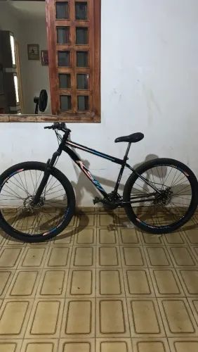 Bicicleta Bike aro 29 Ksvj mountain câmbio Shimano , c 21 velocidades e freio a disco.