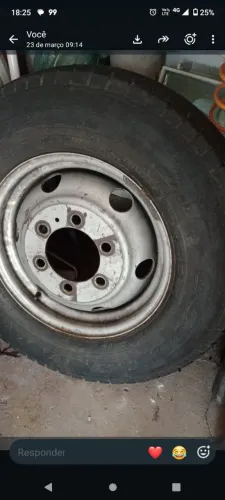 Roda de iveco aro 16 pneu não esta muito bom