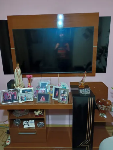 Conjunto de sala em mogno. Rack com painel de Tv, mesa de centro e bar de canto.