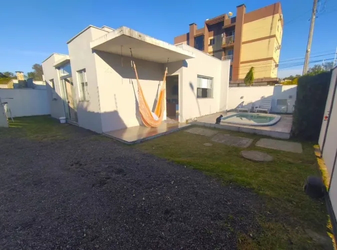 Linda casa à venda com piscina, possui 3 dormitórios sendo 1 suíte, situada no bairro Camp