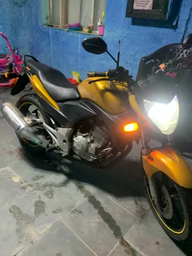 CB300R DOURADA 2011